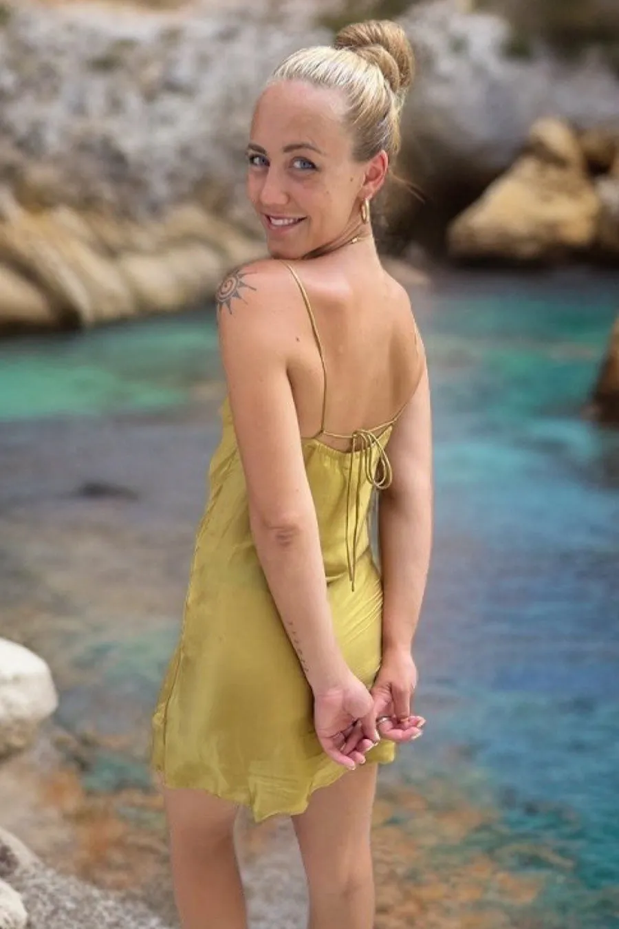 ROSE SILK SLIP DRESS SHORT DARK GOLD